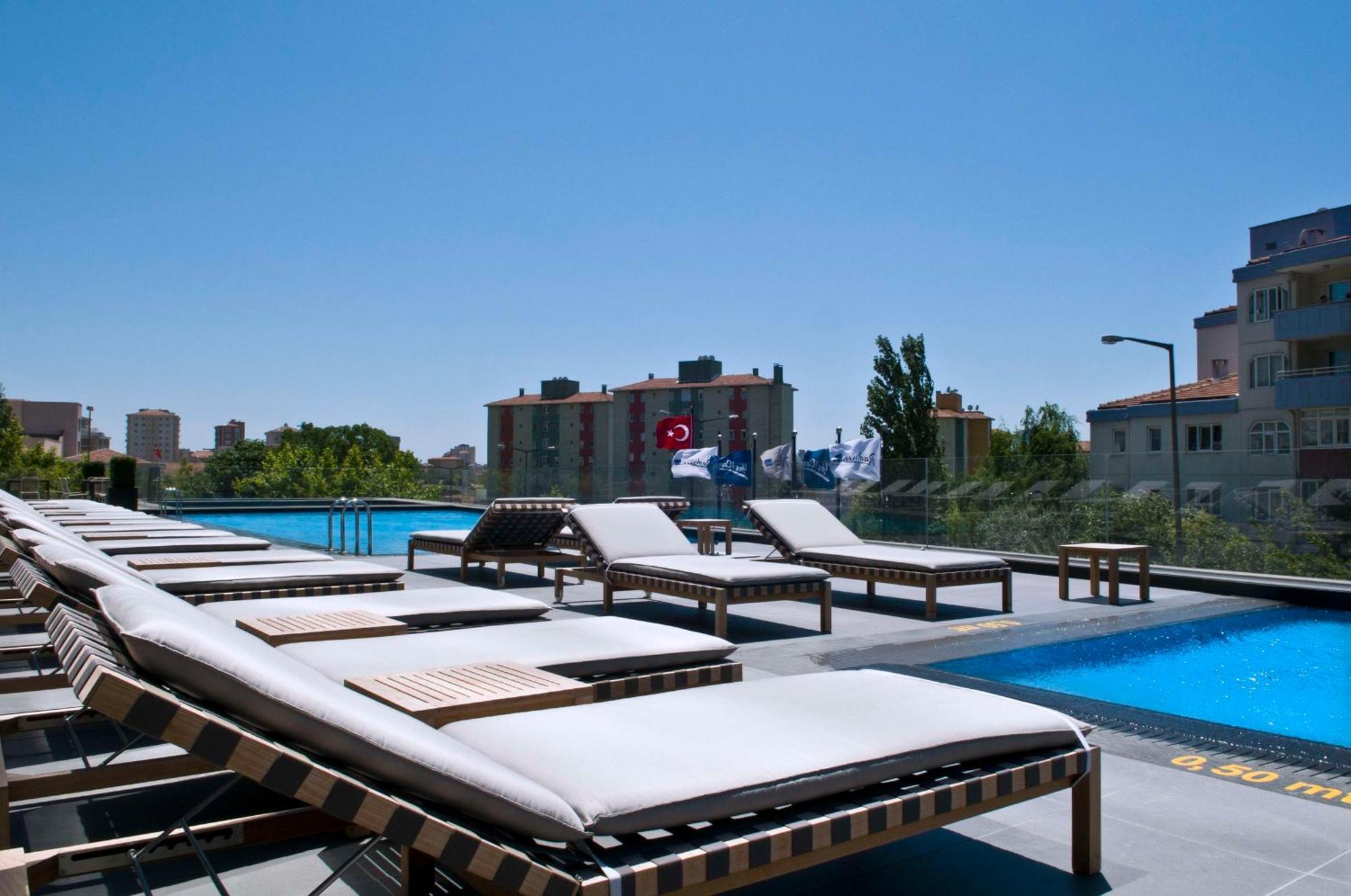 Radisson Blu Hotel Istanbul Asia Exterior photo The swimming pool at the hotel